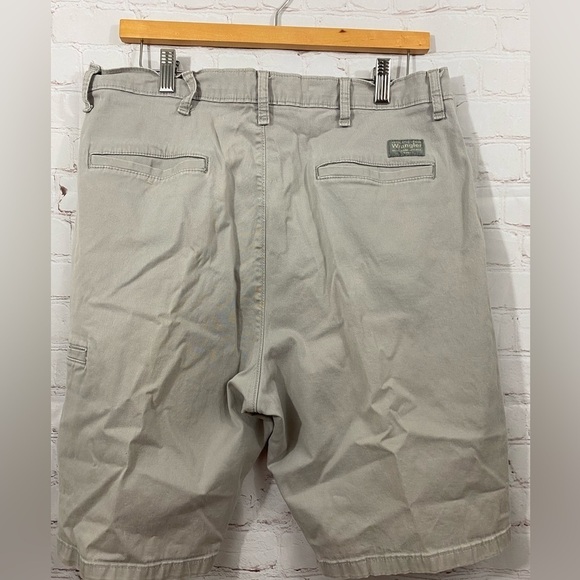 Wrangler Mens Size 34 Light Gray  Flat Front side leg Pocket Shorts - Picture 3 of 3